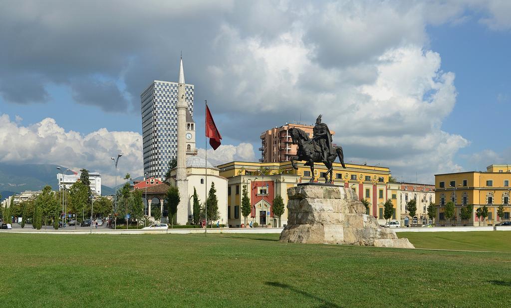 Lugano Hotel Tirana Exterior foto